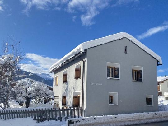 Appartement Tgesa Grischa, Zwitserland, Mittelbünden, Lantsch, Luchtfotografie