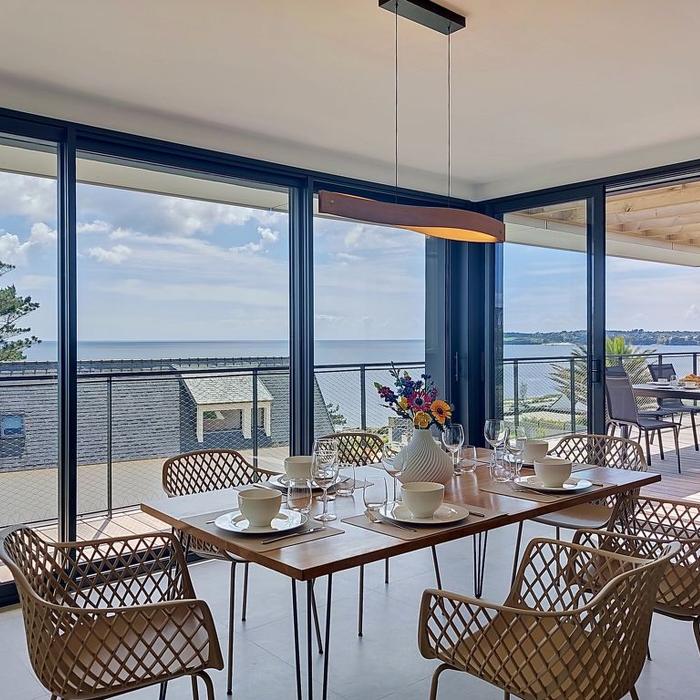 Séjour de 60 m² ouvert sur la terrasse et la mer