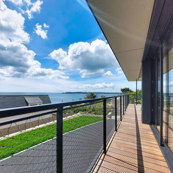 Terrasse et vue panoramique sur la mer d'Iroise depuis la maison