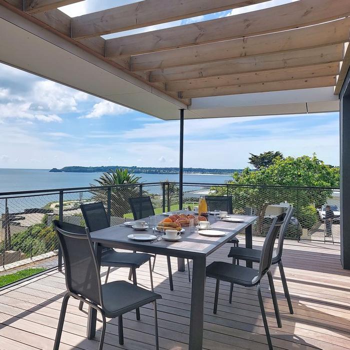Terrasse plein sud avec mobilier et vue sur la mer d'Iroise