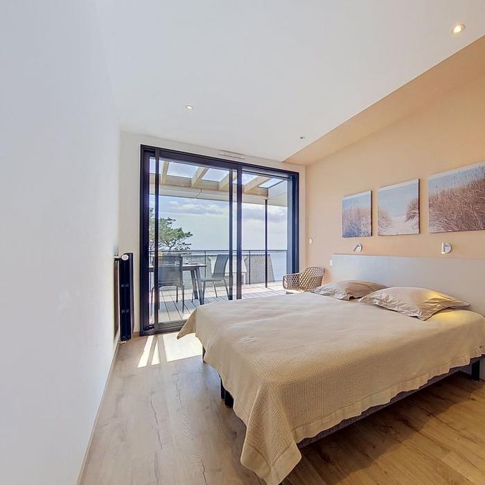 Suite parentale avec grand lit et accès jardin