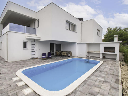 Lomatalo Villa Loreta, Kroatia, Keski-Dalmatia, Vodice, Ulkouima-allas