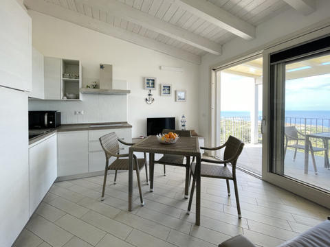 Indenfor|Le verande Bilo con Piscina|Sardinien|Isola Rossa