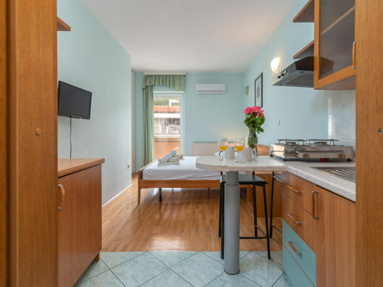 Lomahuoneisto Studio 18, Kroatia, Keski-Dalmatia, Podstrana, Keittiö / ruokailutila