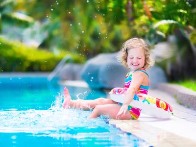 Familjevänliga boenden med pool