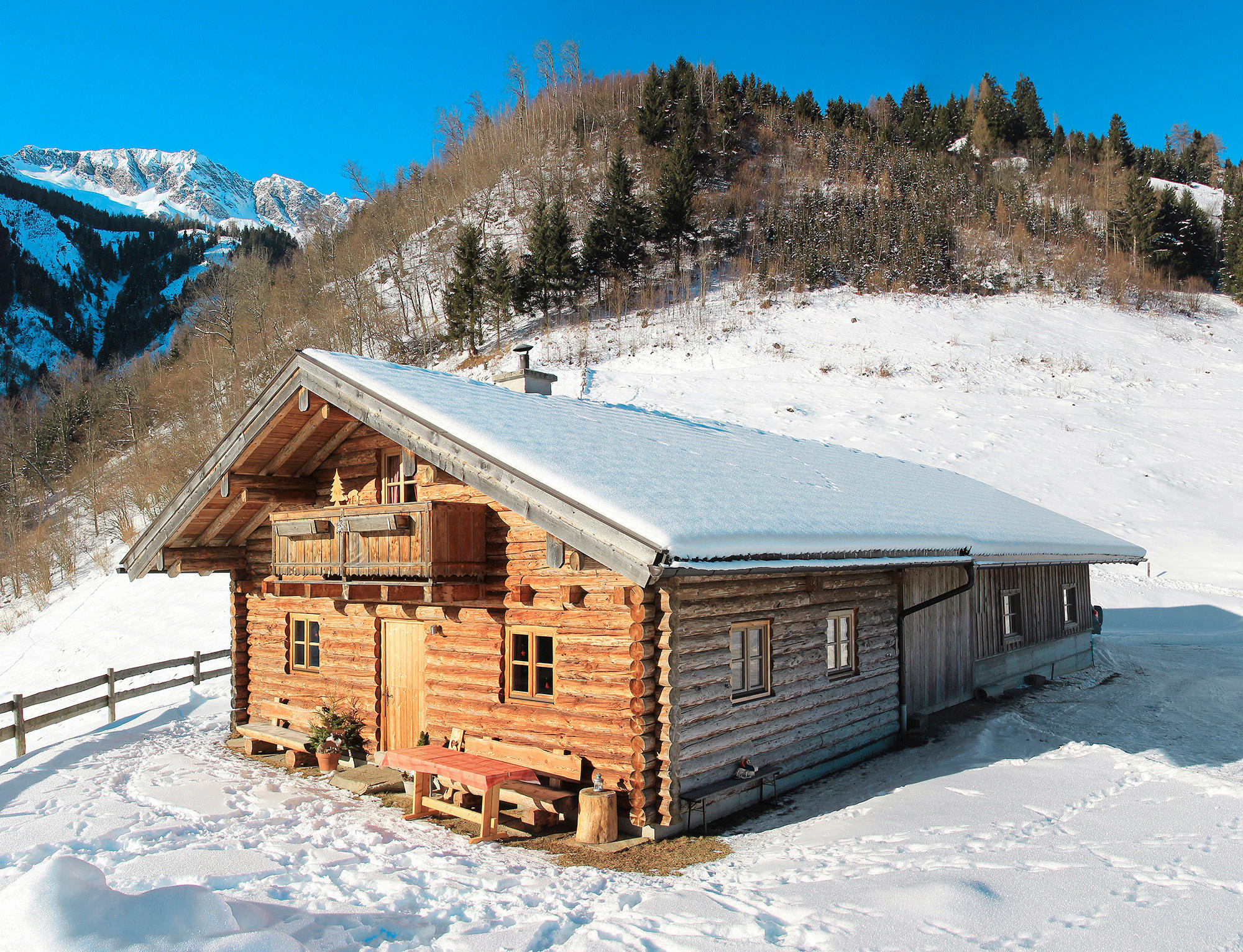 Chalet isolé Dans les montagnes