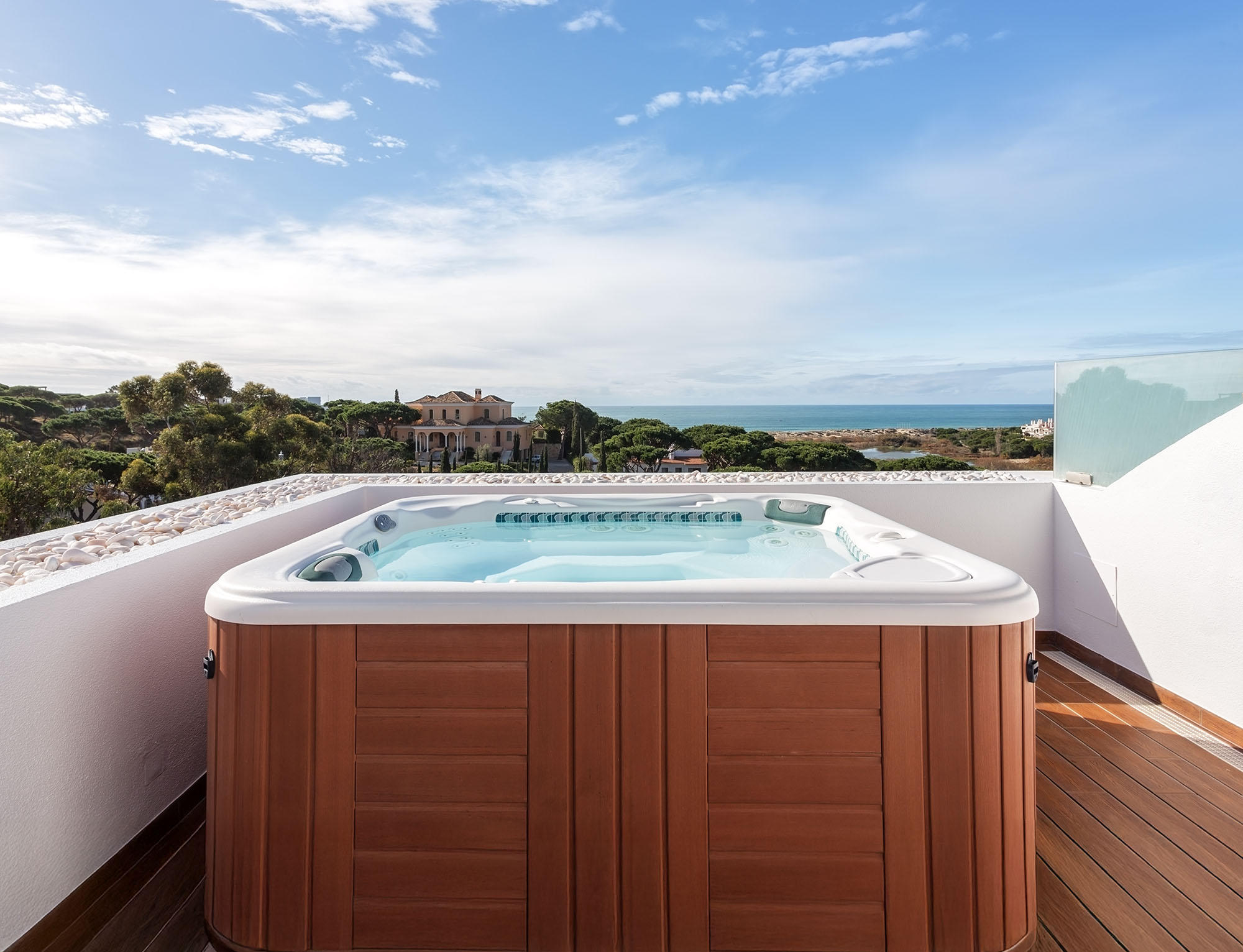 Find Last Minute Homes with Hot Tub