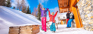 Winterurlaub-Chalet-Skifahrer