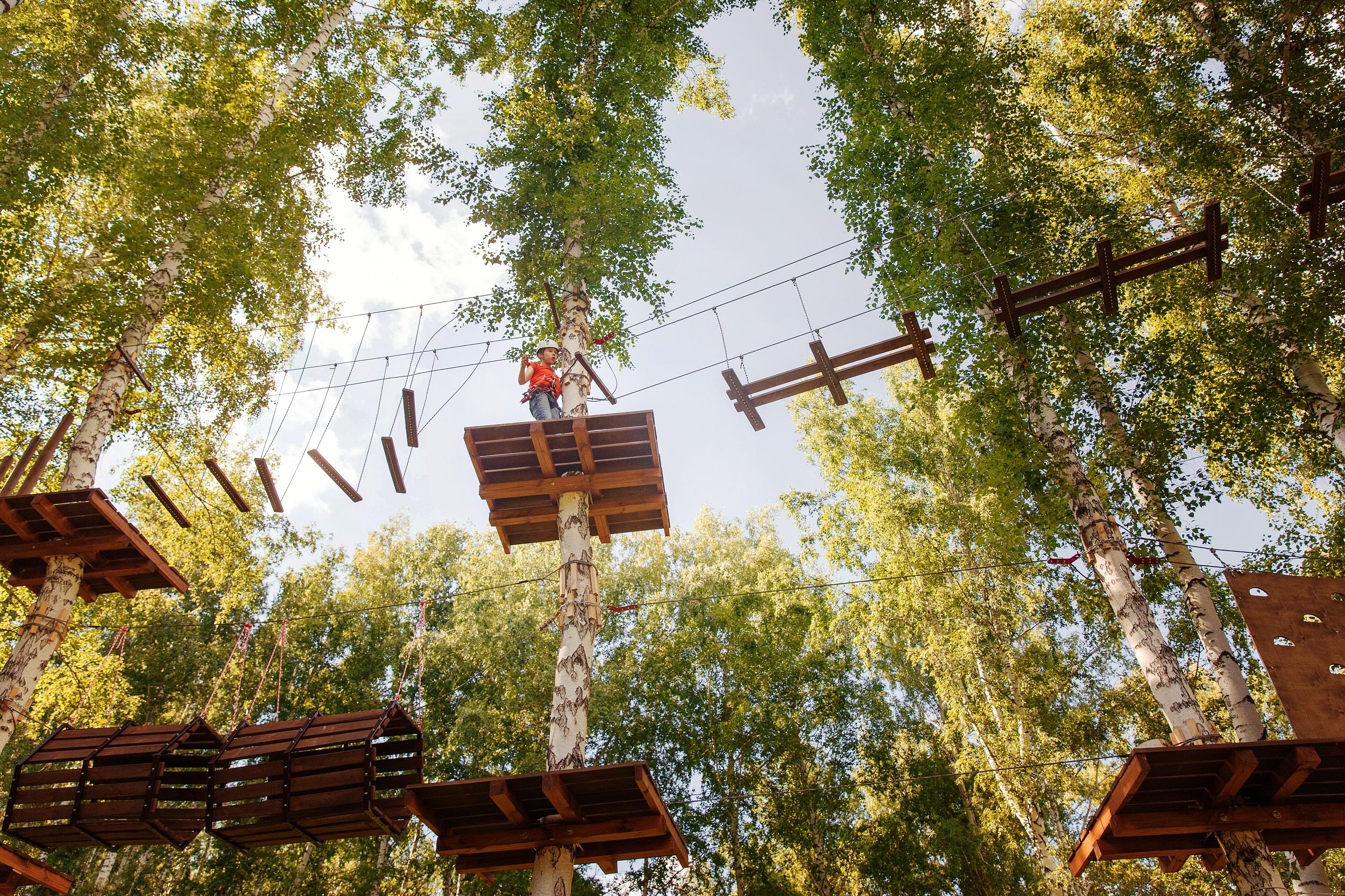 avonturenpark met een jongen