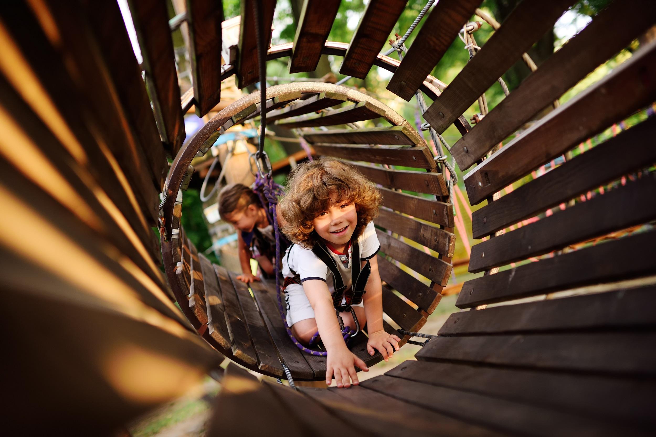 avonturenpark waar kinderen klimmen