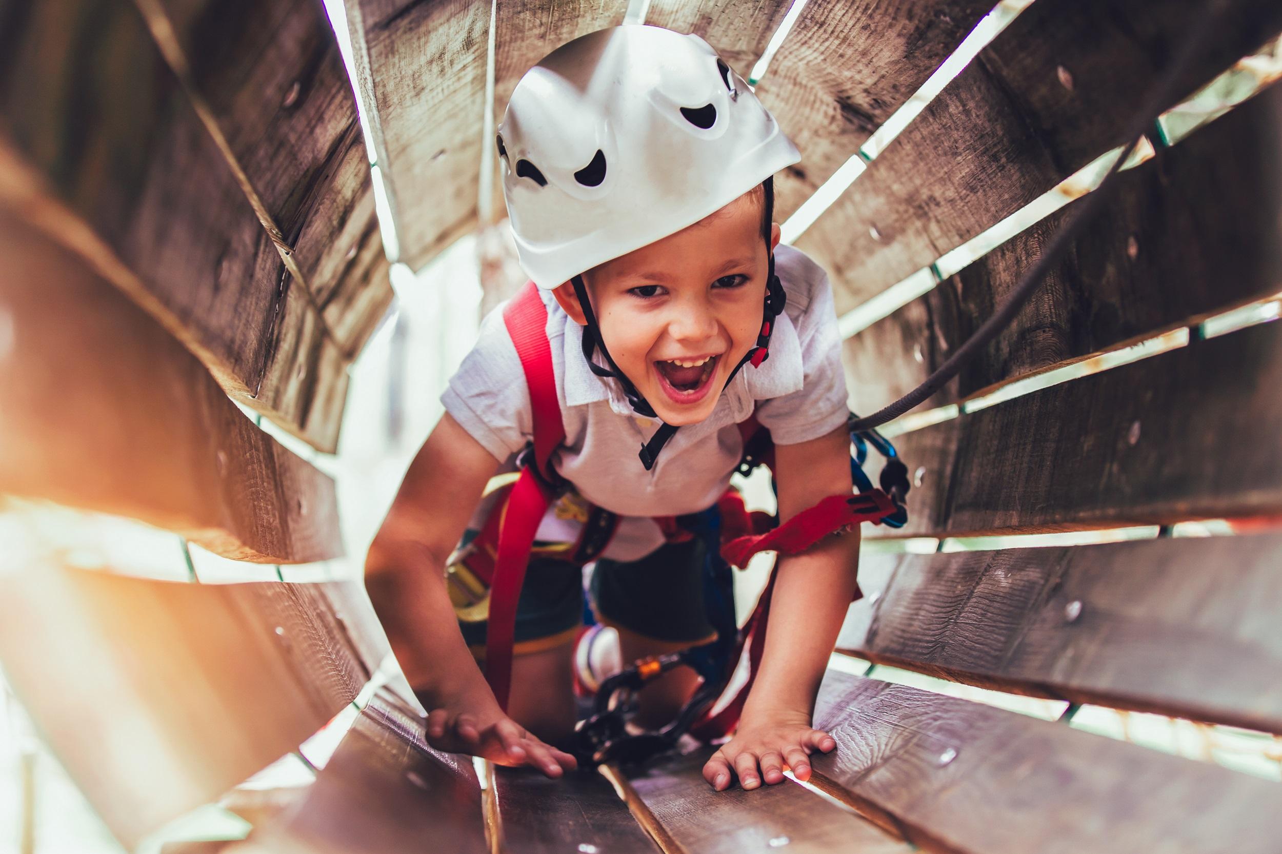 Abenteuerpark-Klettern für kleine Jungen