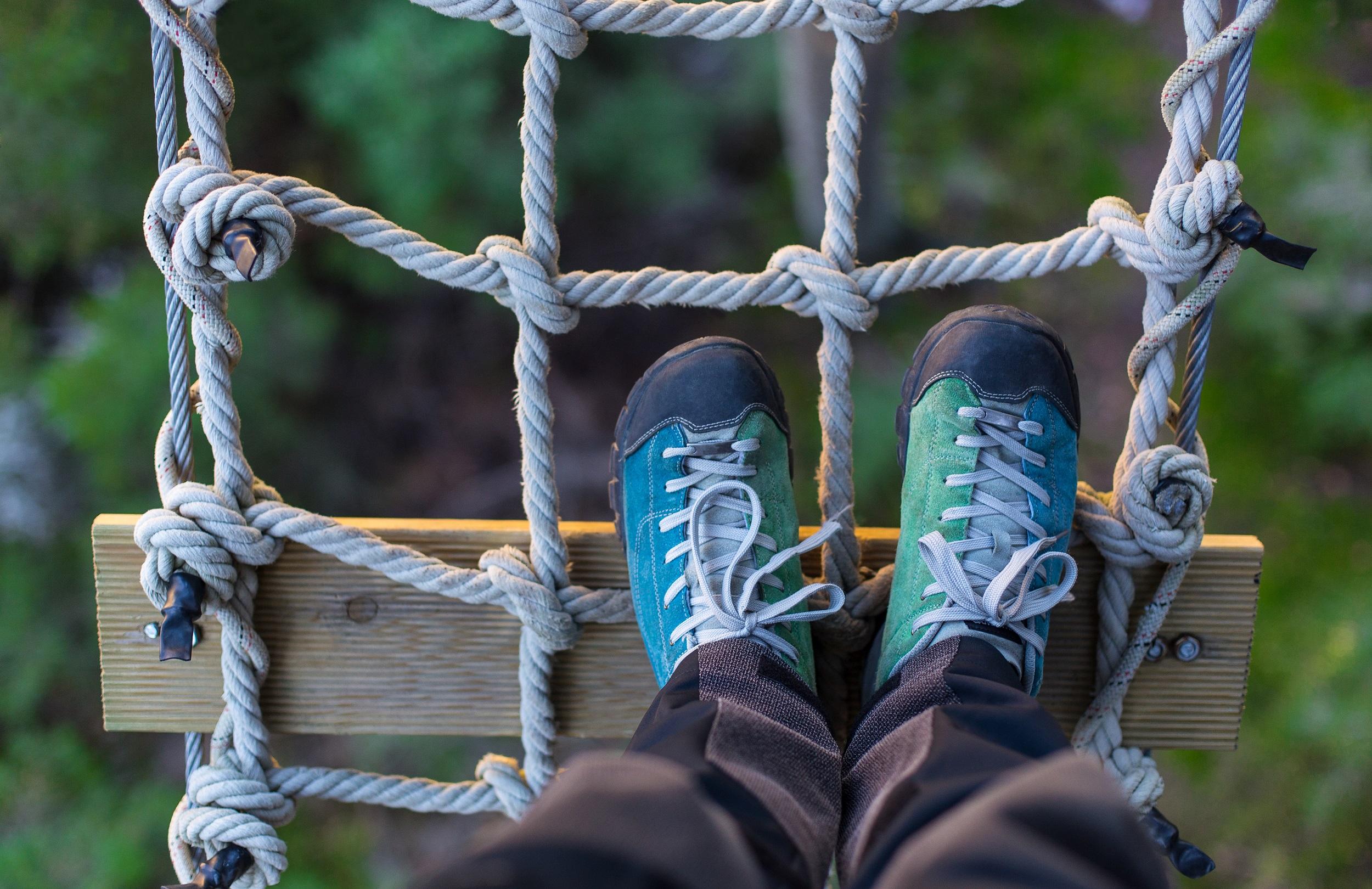 Abenteuerpark-Outdoor-Schuhe-auf-Seilgitter