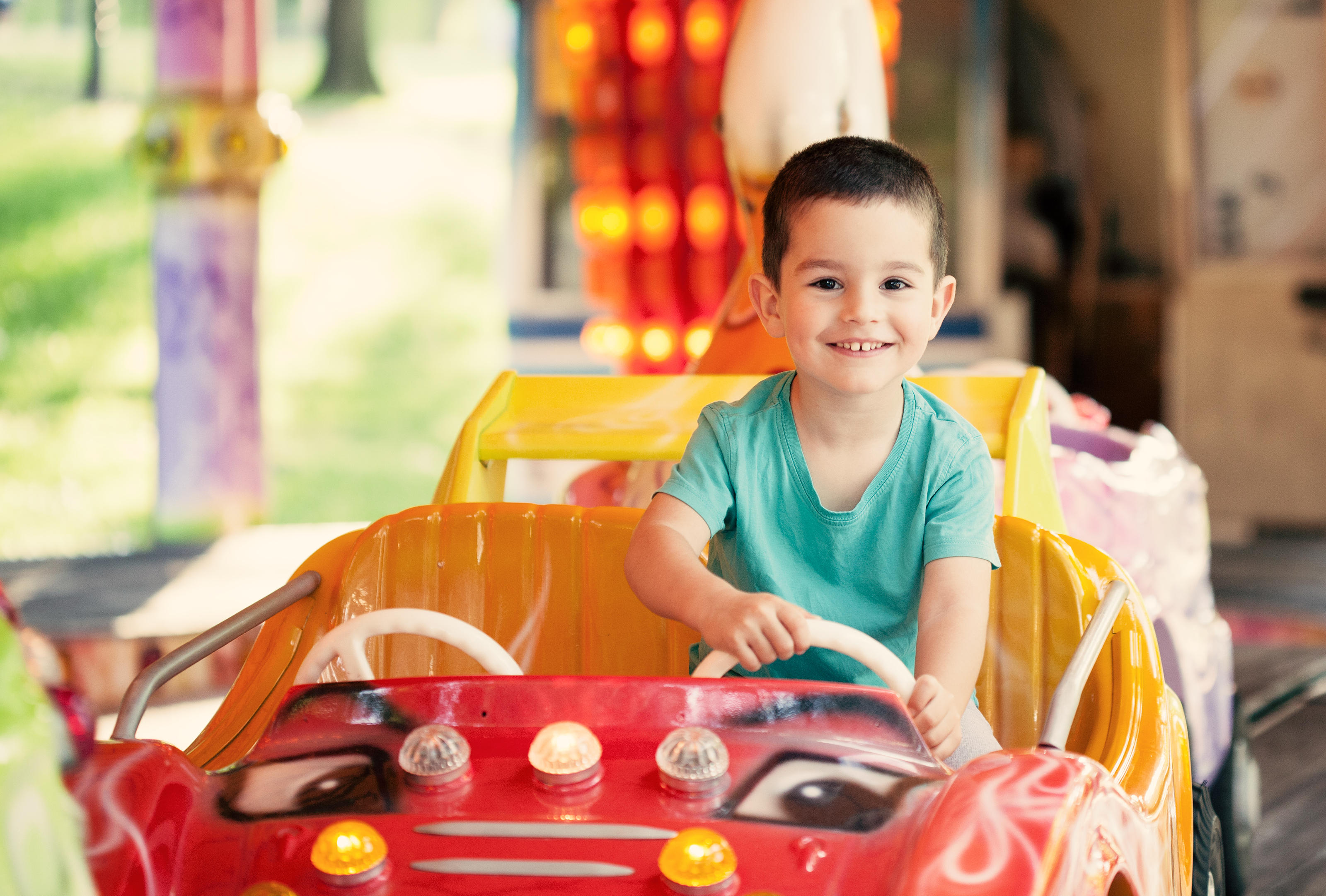 parc-d'attractions-happy-boy-conduite-voiture-jouet