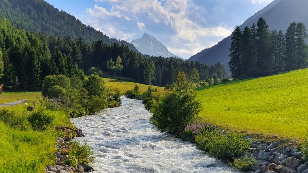 Aussicht auf den Fluss Trisanna in Ischgl, Österreich