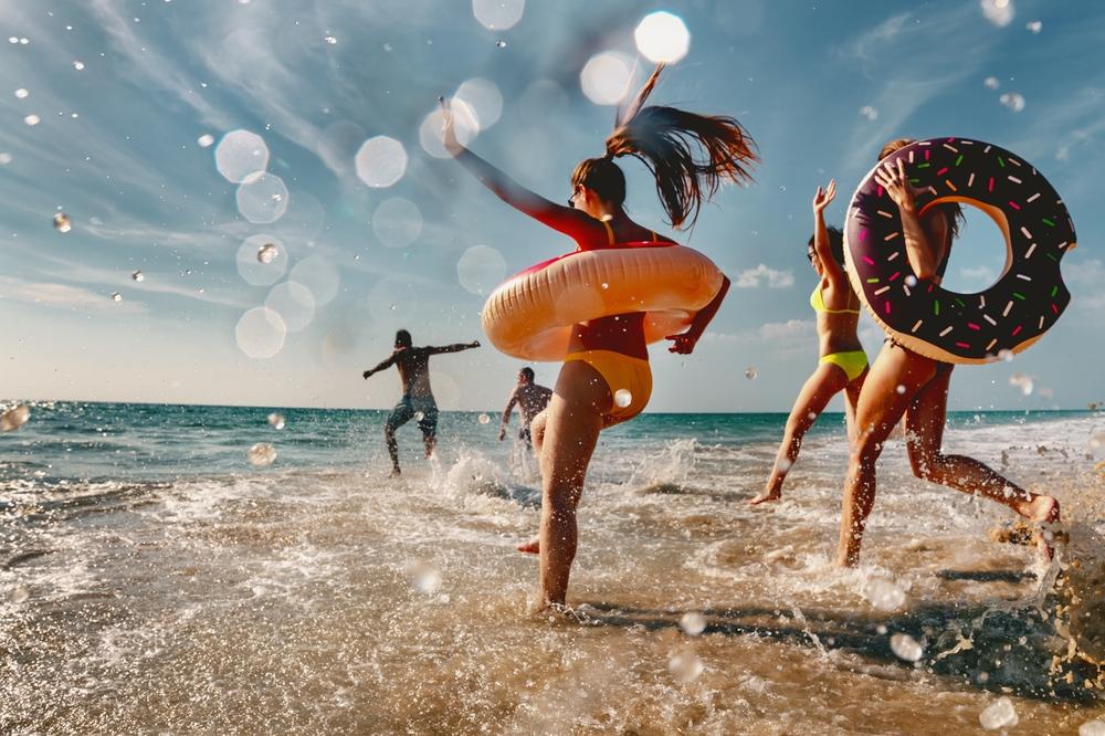 amis de plage s'amusant