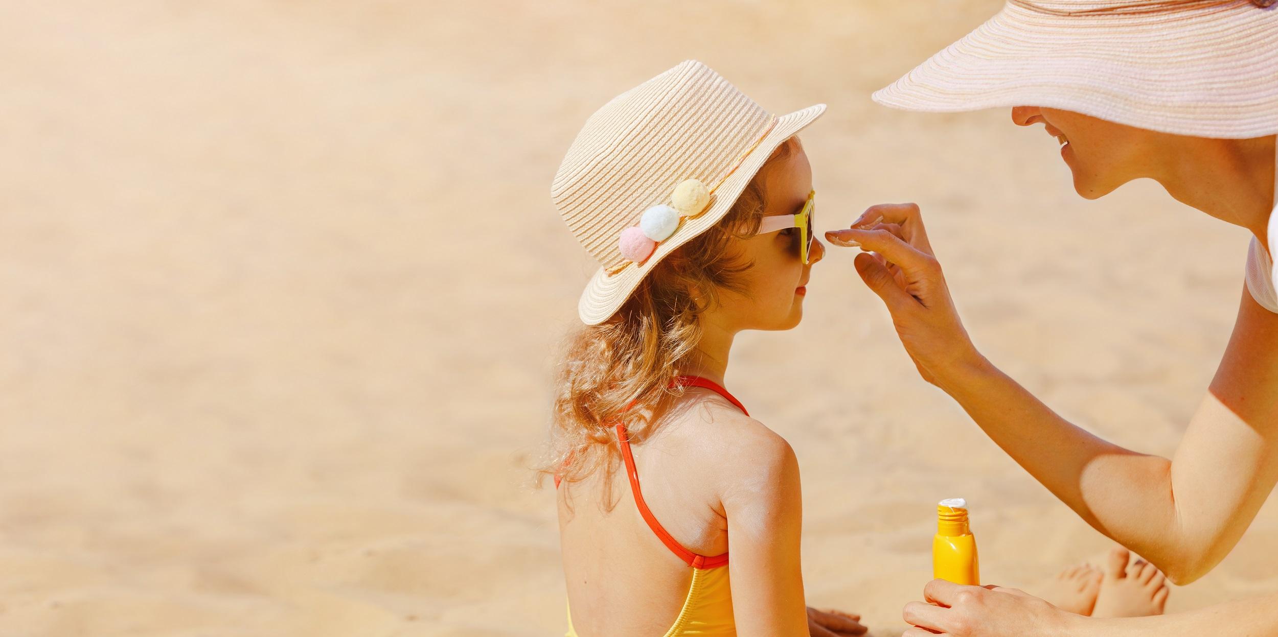 Moeder en dochter op het strand