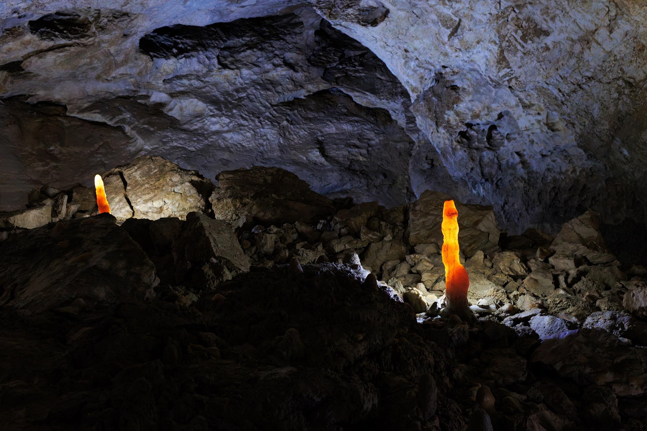 Grotte avec stalactites et stalagmites