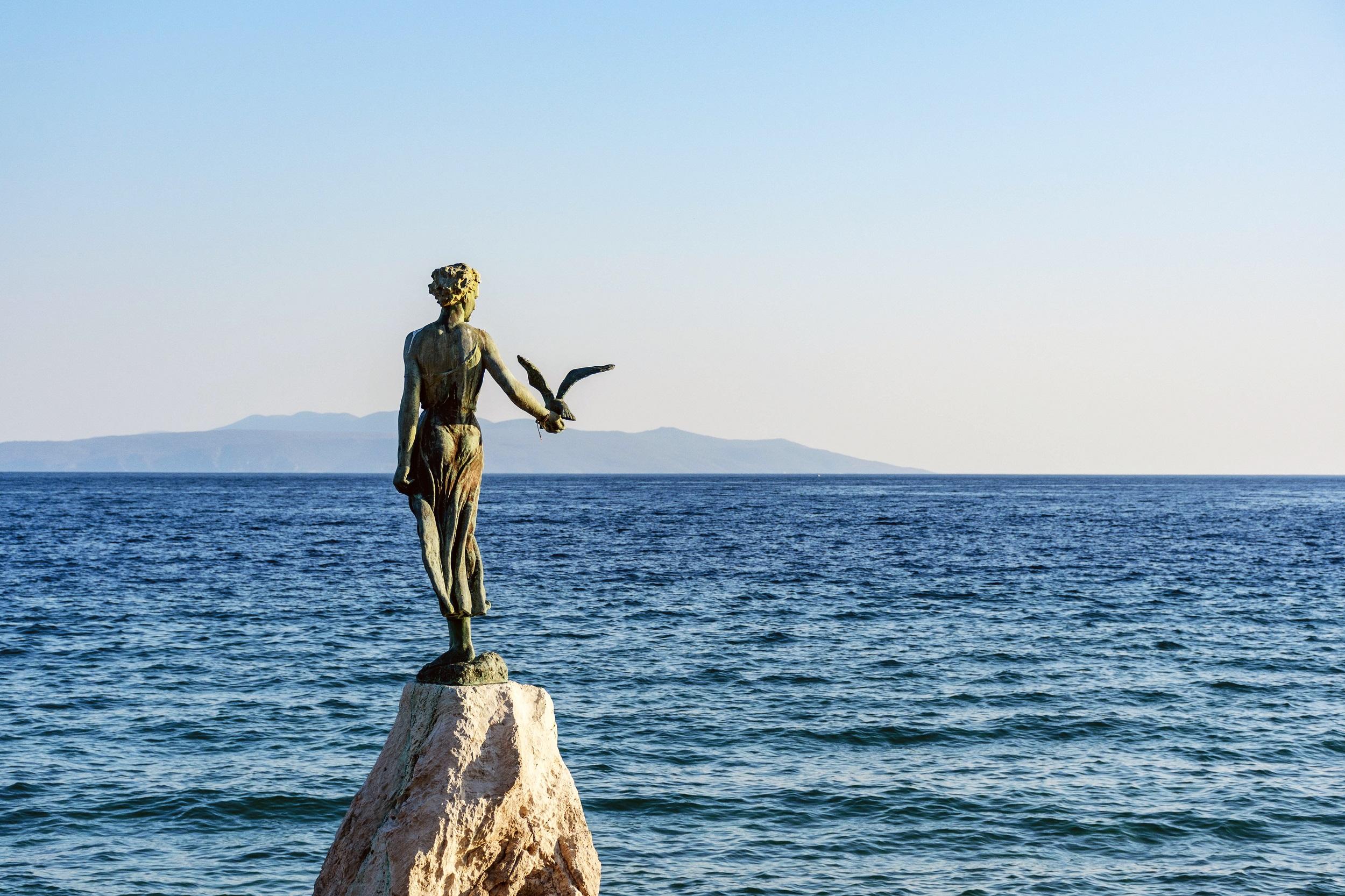 Kroatië-meisje-met-de-zeemeeuw-standbeeld