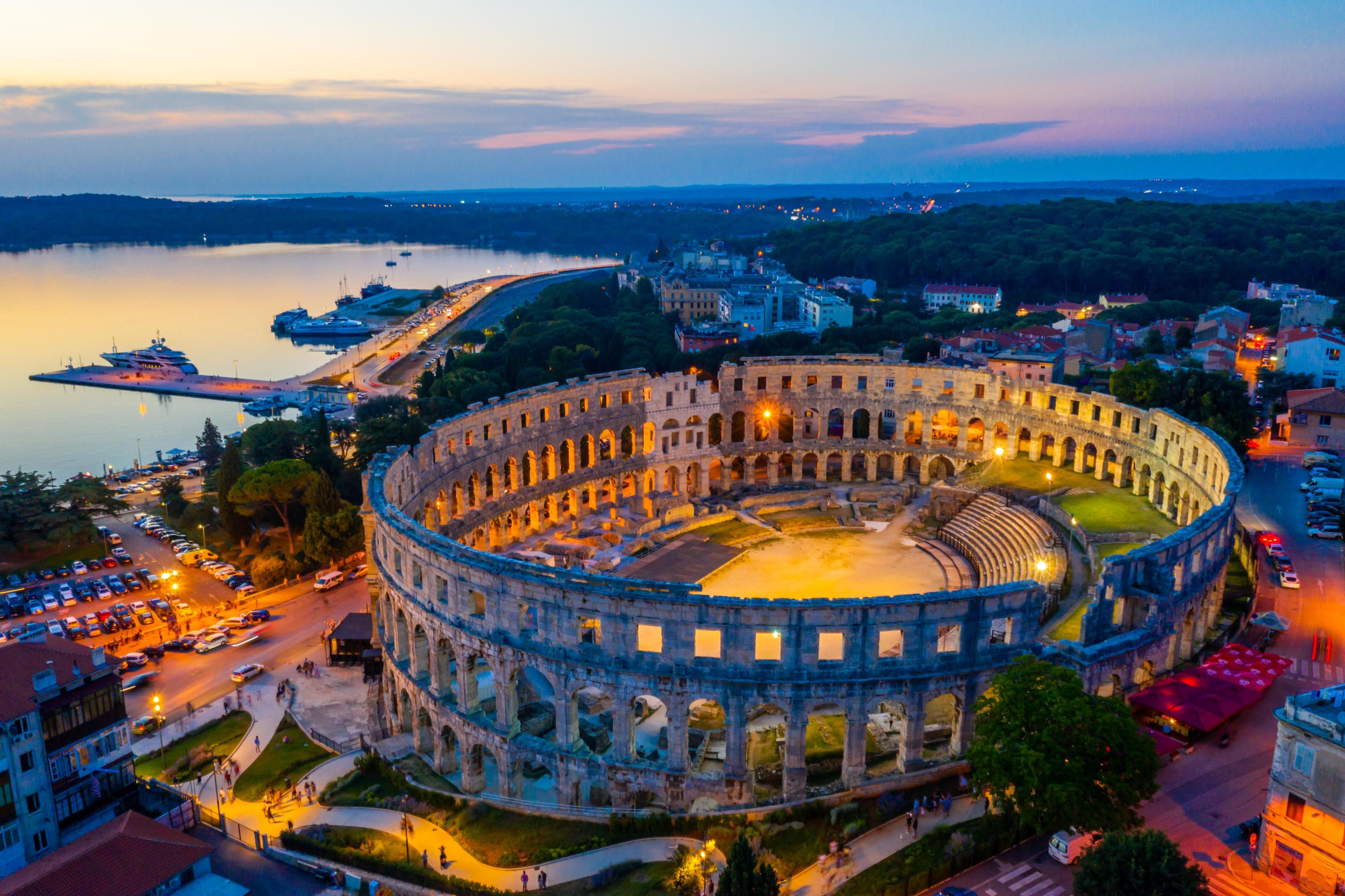Kroatien Pula Römisches Amphitheater Sonnenuntergang