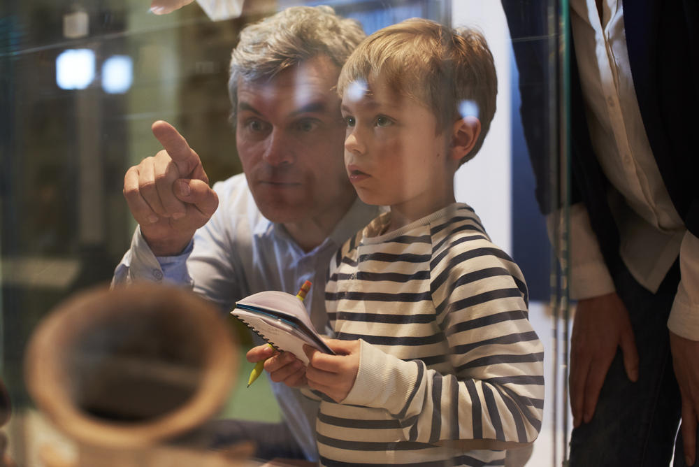 vrouw zittend in kerk