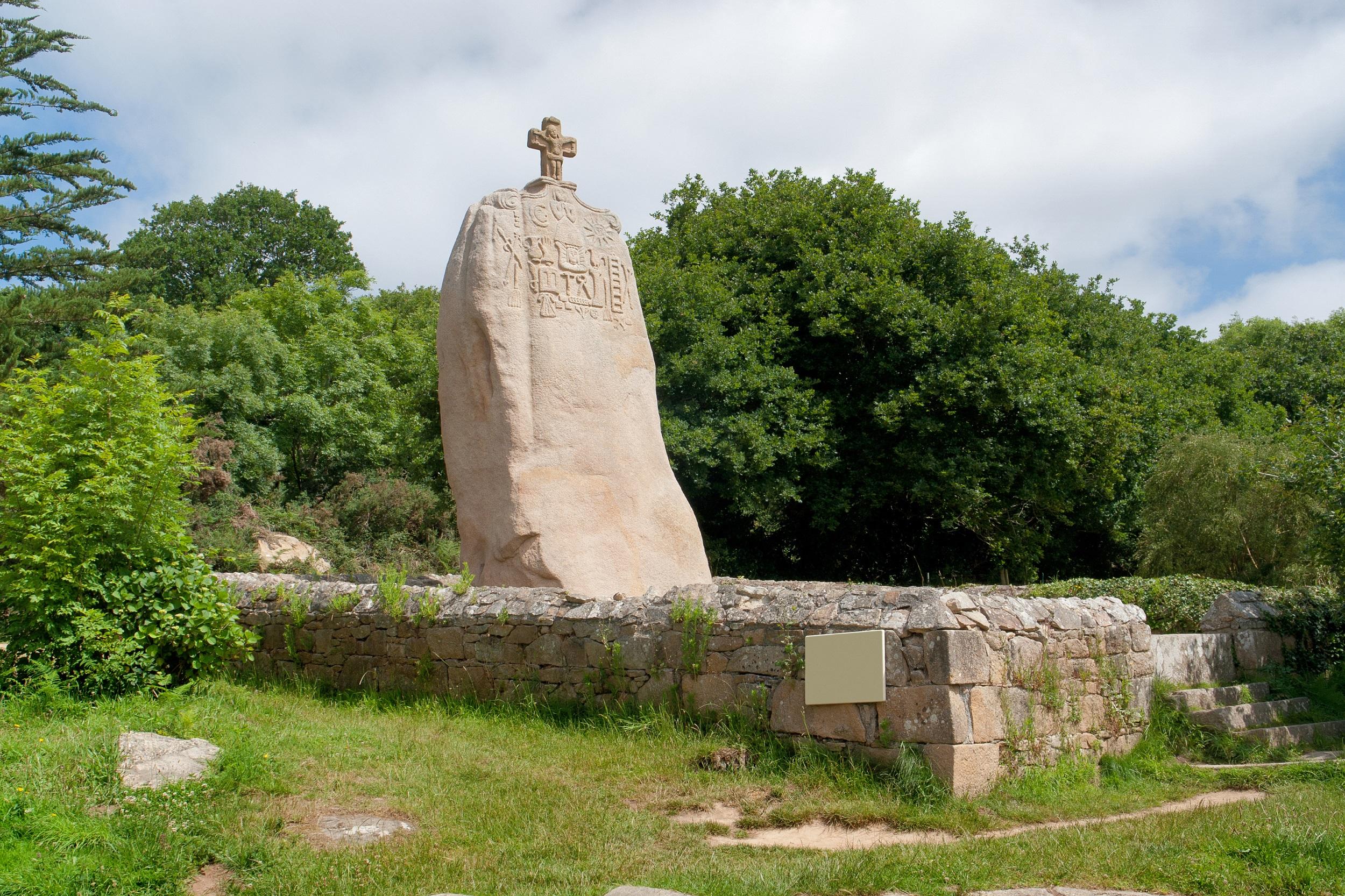 Frankreich Côtes-d'Armor Menhir von Saint-Uzec