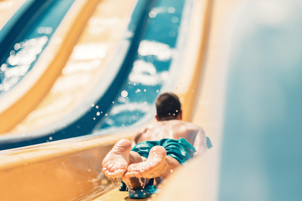 s'amuser sur un toboggan aquatique