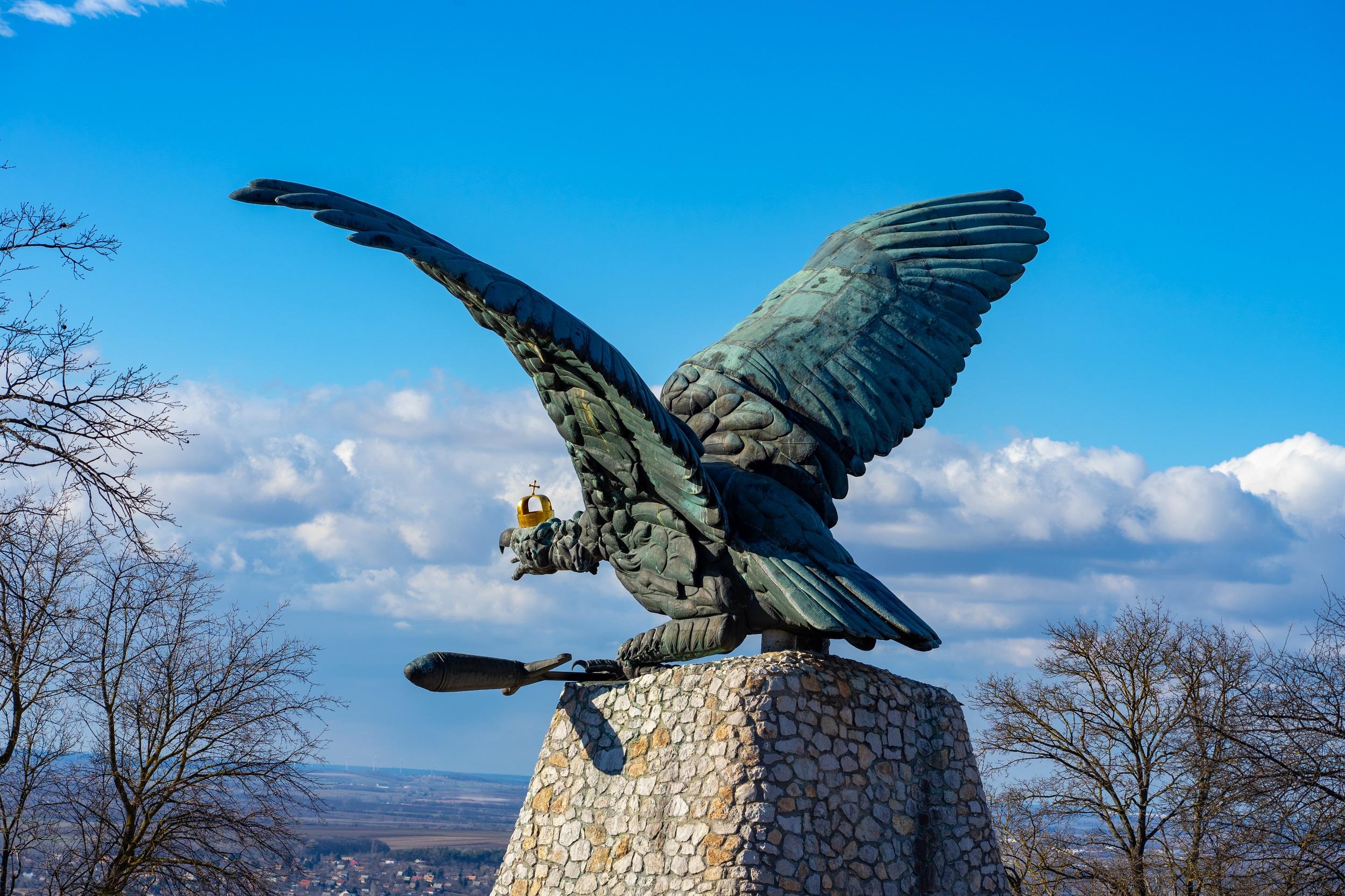 Hongaarse Turul vogel standbeeld