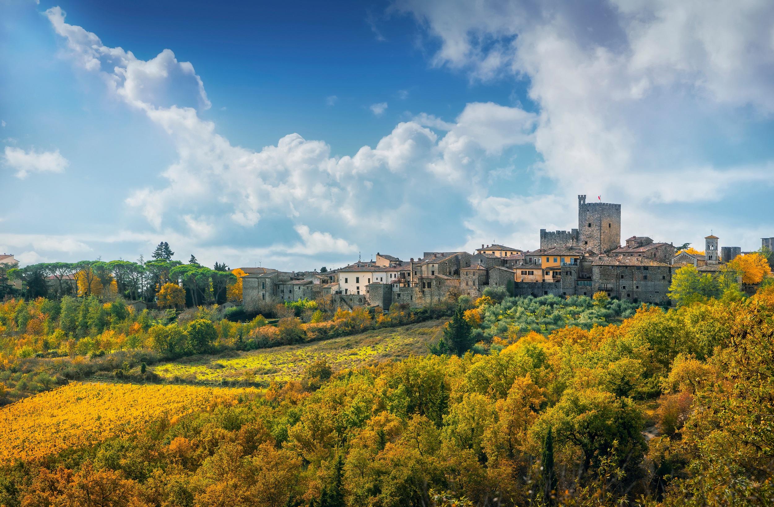 italie-castellina-in-chianti-village-automne