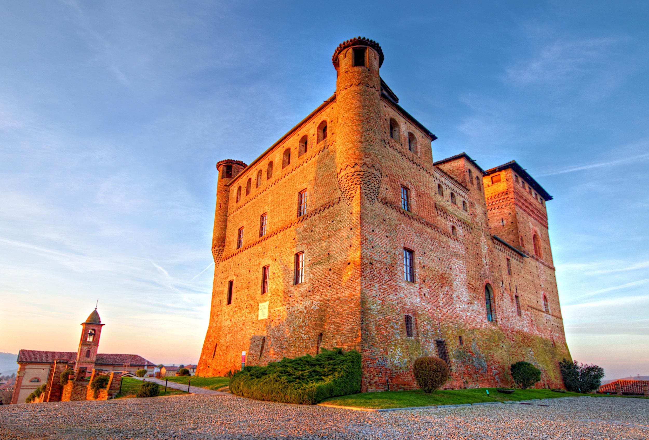 Italien-Grenzane-Cavour-Schloss