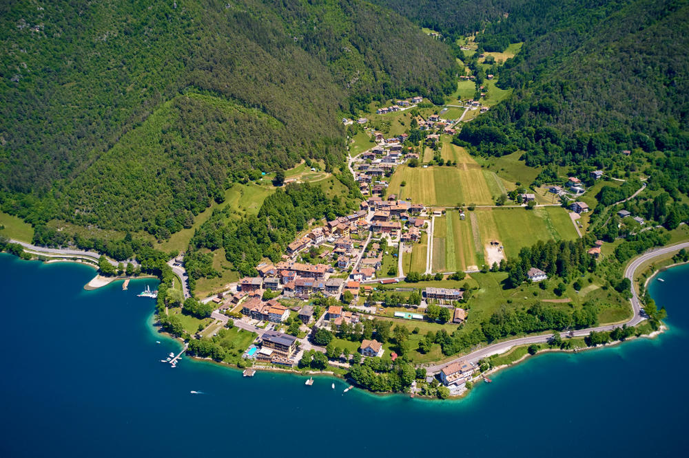 Italie Vue panoramique par drone du Lac de Ledro