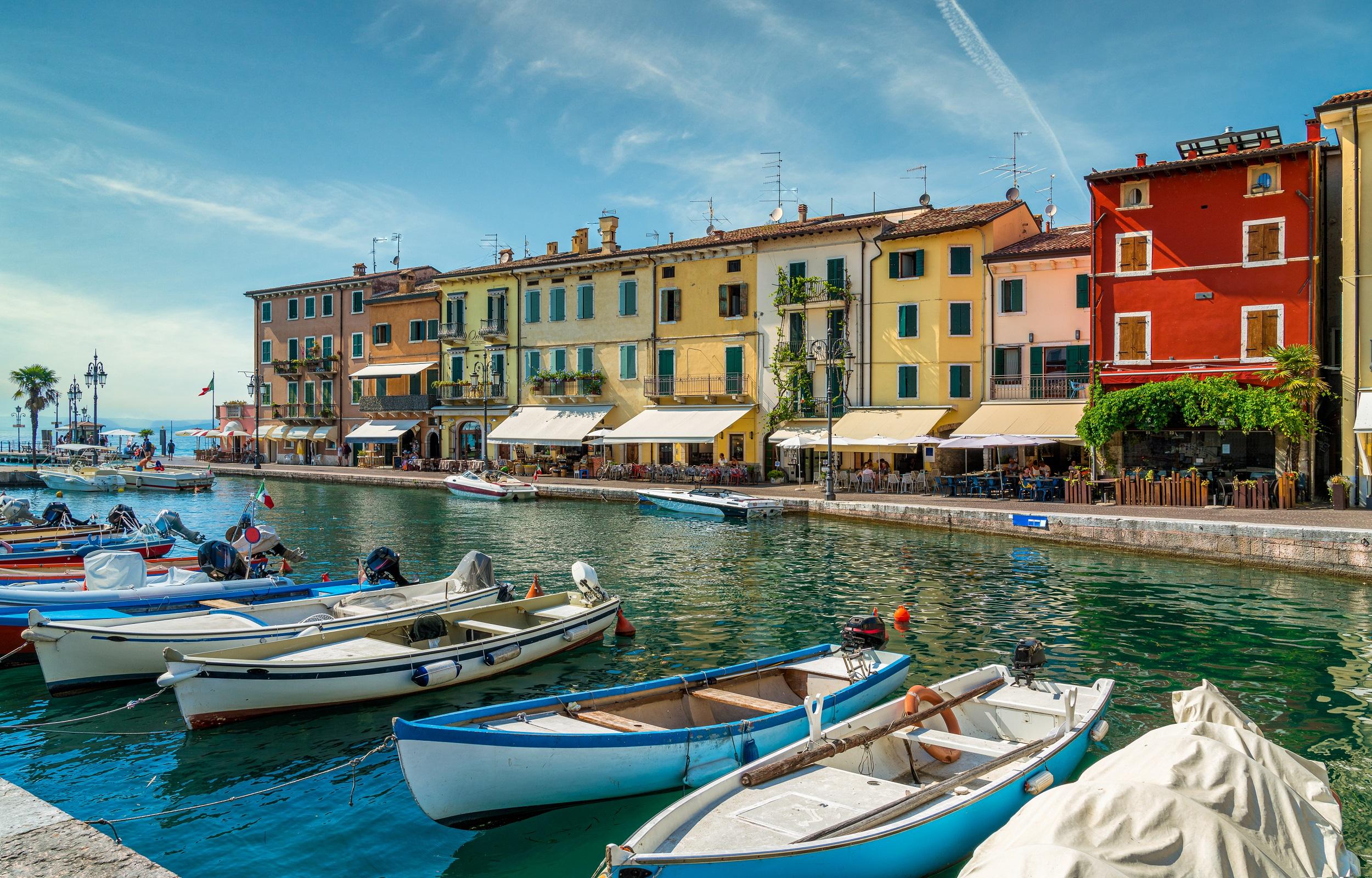 Italien-Lazise-Bunte-Häuser-Boote