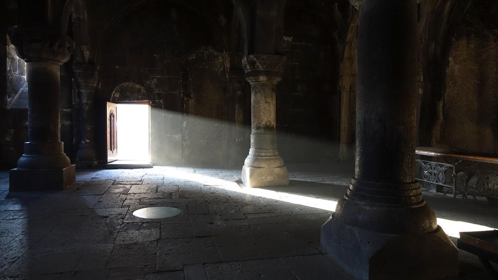 lumière tombant dans une pièce sombre du monastère