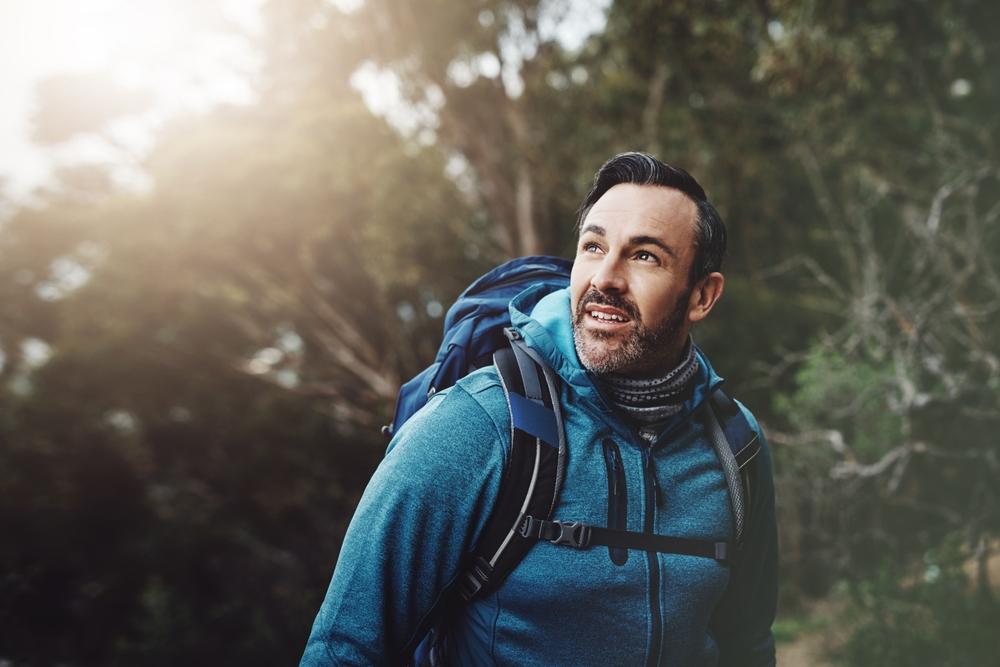 homme marchant en montagne admirant la nature