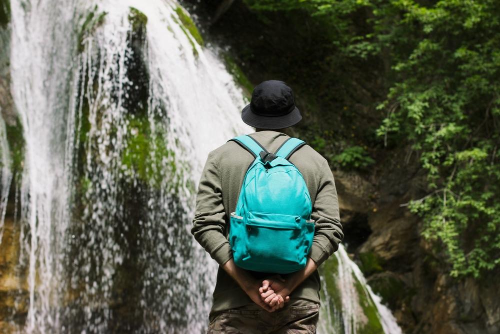 Mann in der Nähe eines Wasserfalls