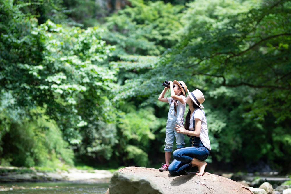 mère et fille observant la nature