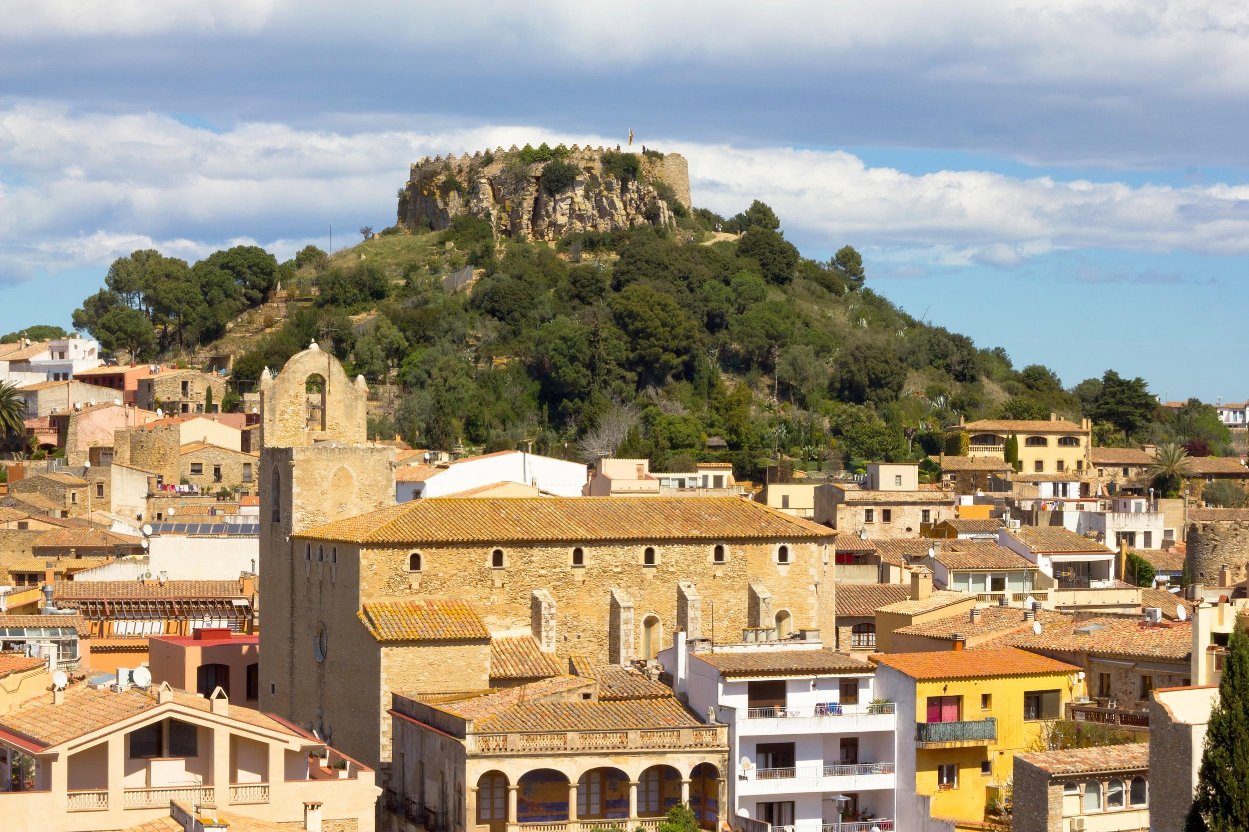 Spanien-mittelalterliches-dorf-begur-mit-burg