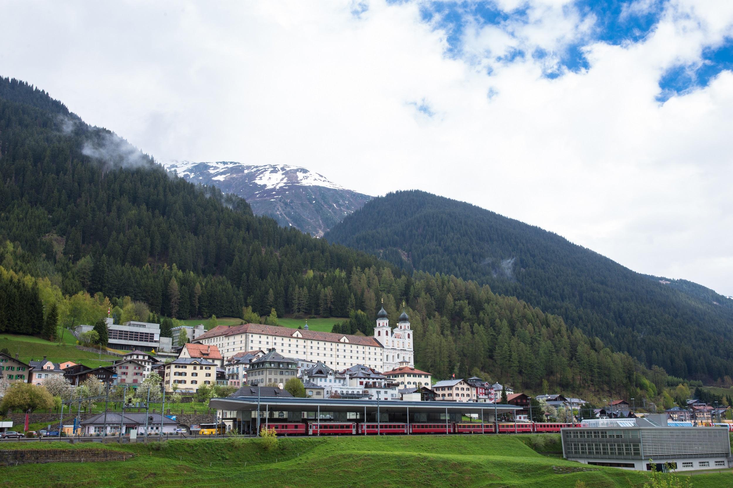 suisse-disentis-village-chemin de fer