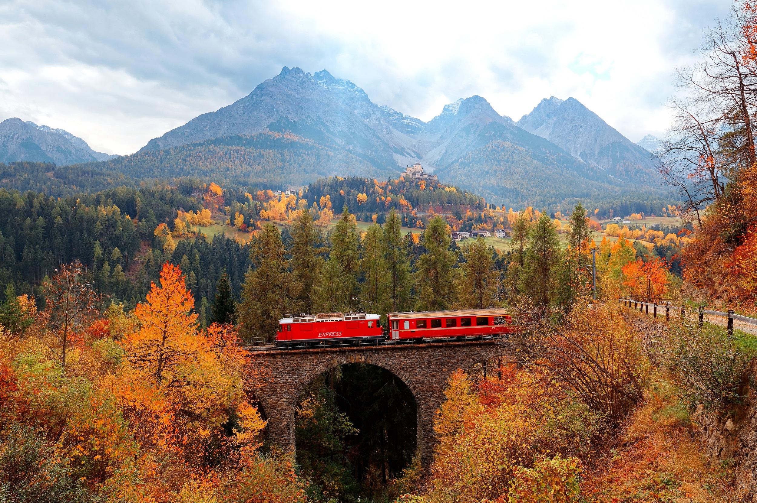 Schweiz Graubünden Zug Rhätische Bahn