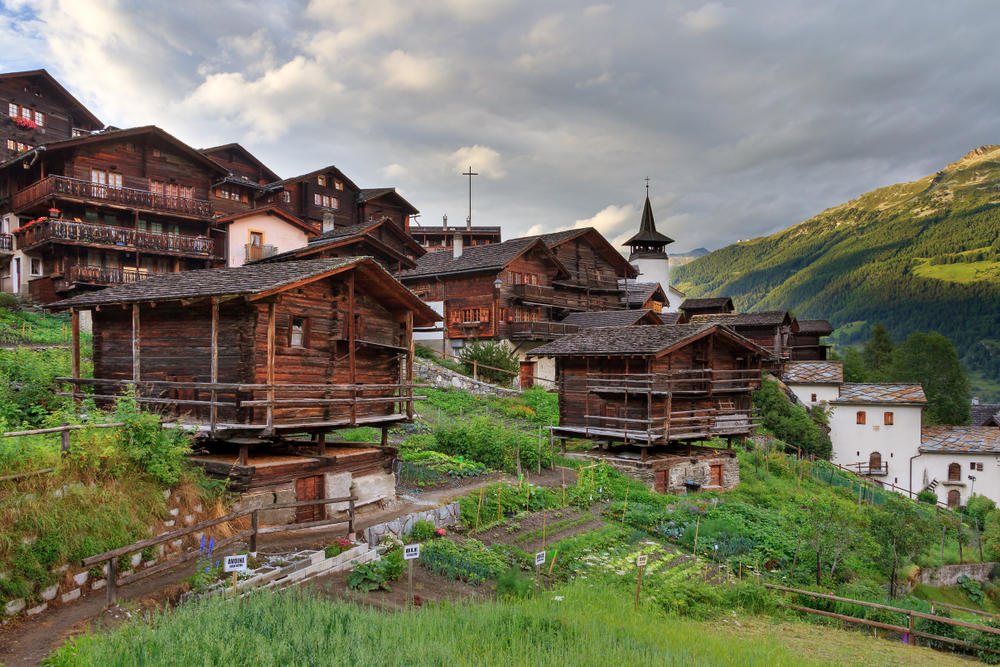 Maisons en bois à Grimentz, Suisse