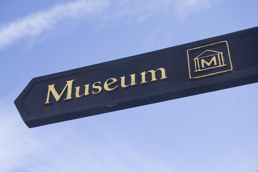 to the museum sign