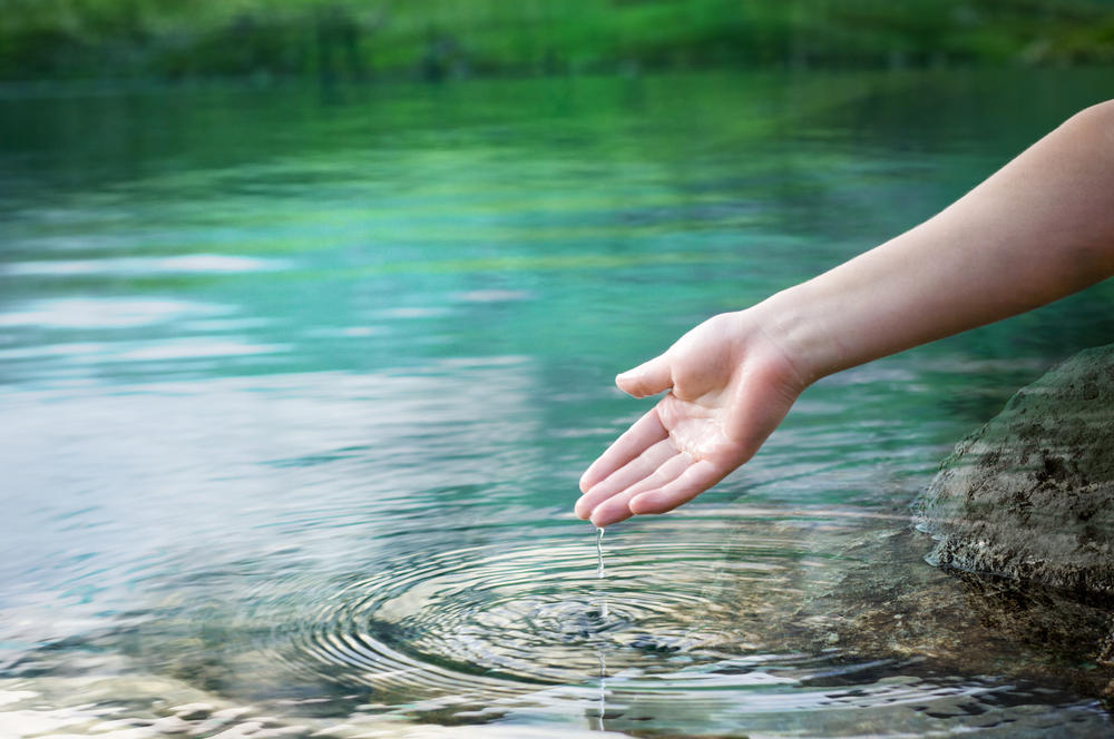 main qui laisse tomber de l'eau