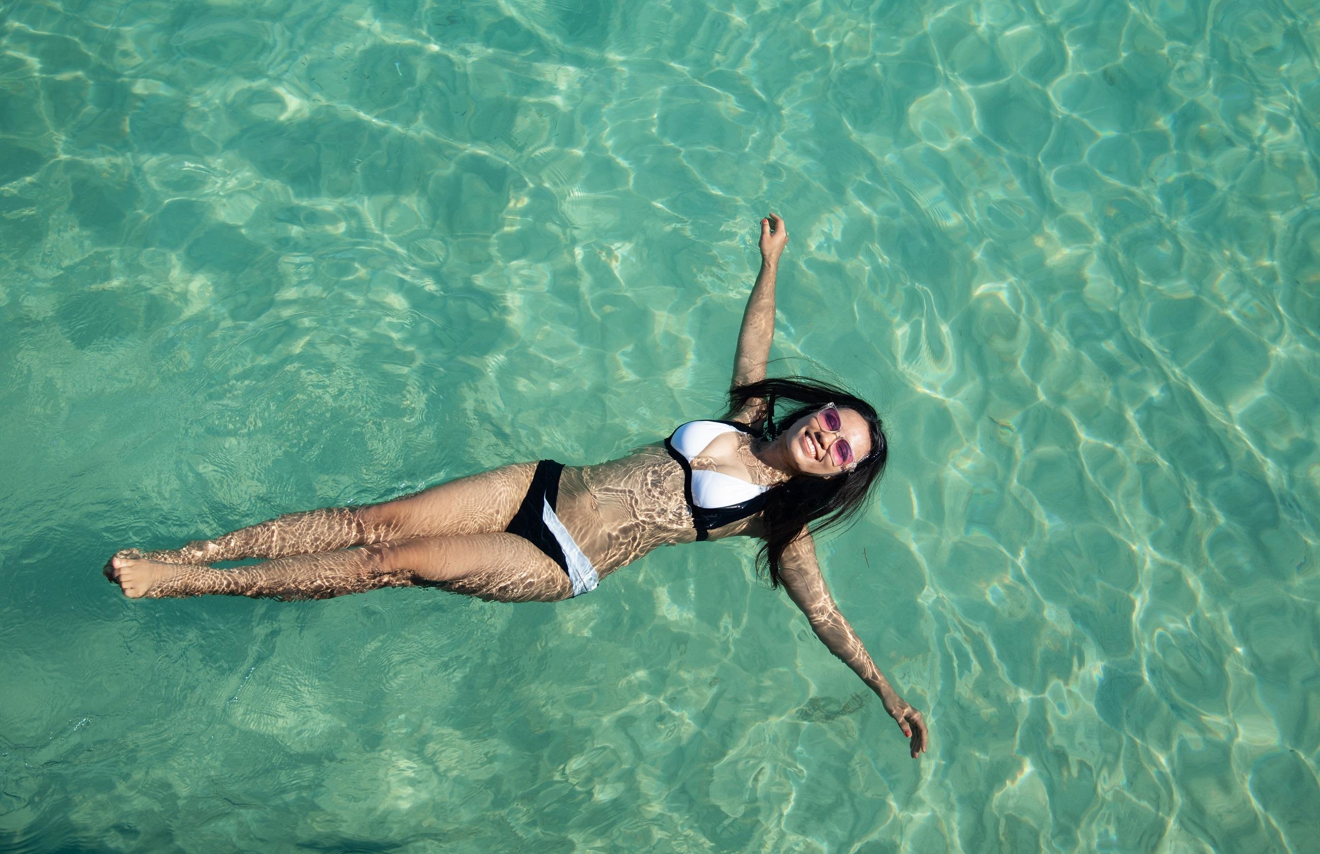 Meisje in een zwart-witte bikini in het waterpark