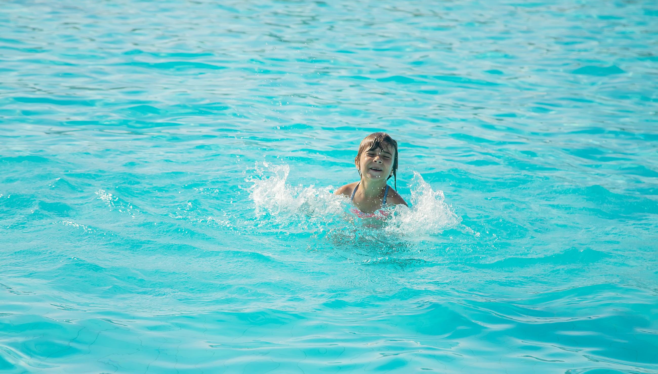 Enfant heureux dans l'eau