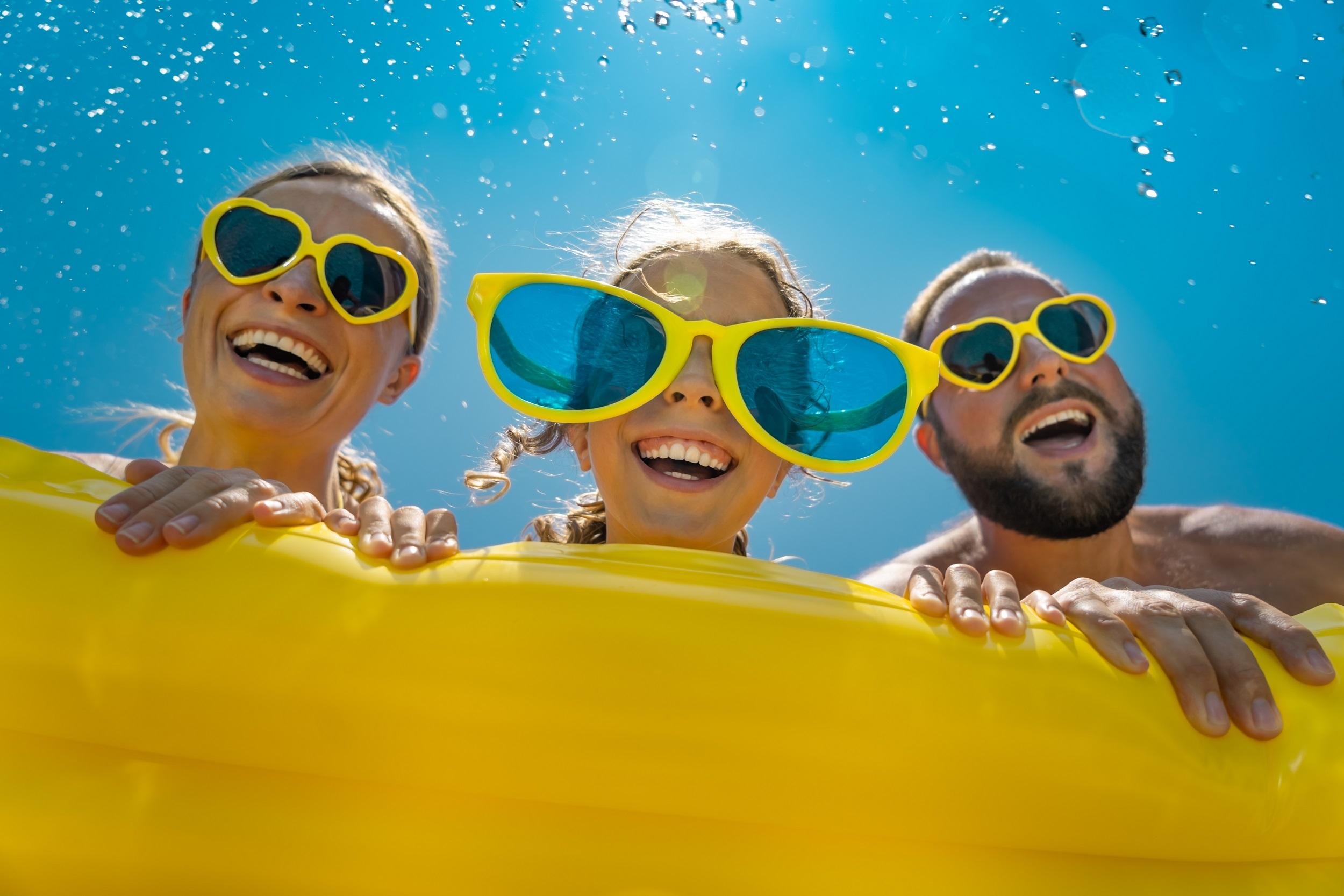 parc aquatique famille heureuse lunettes de soleil