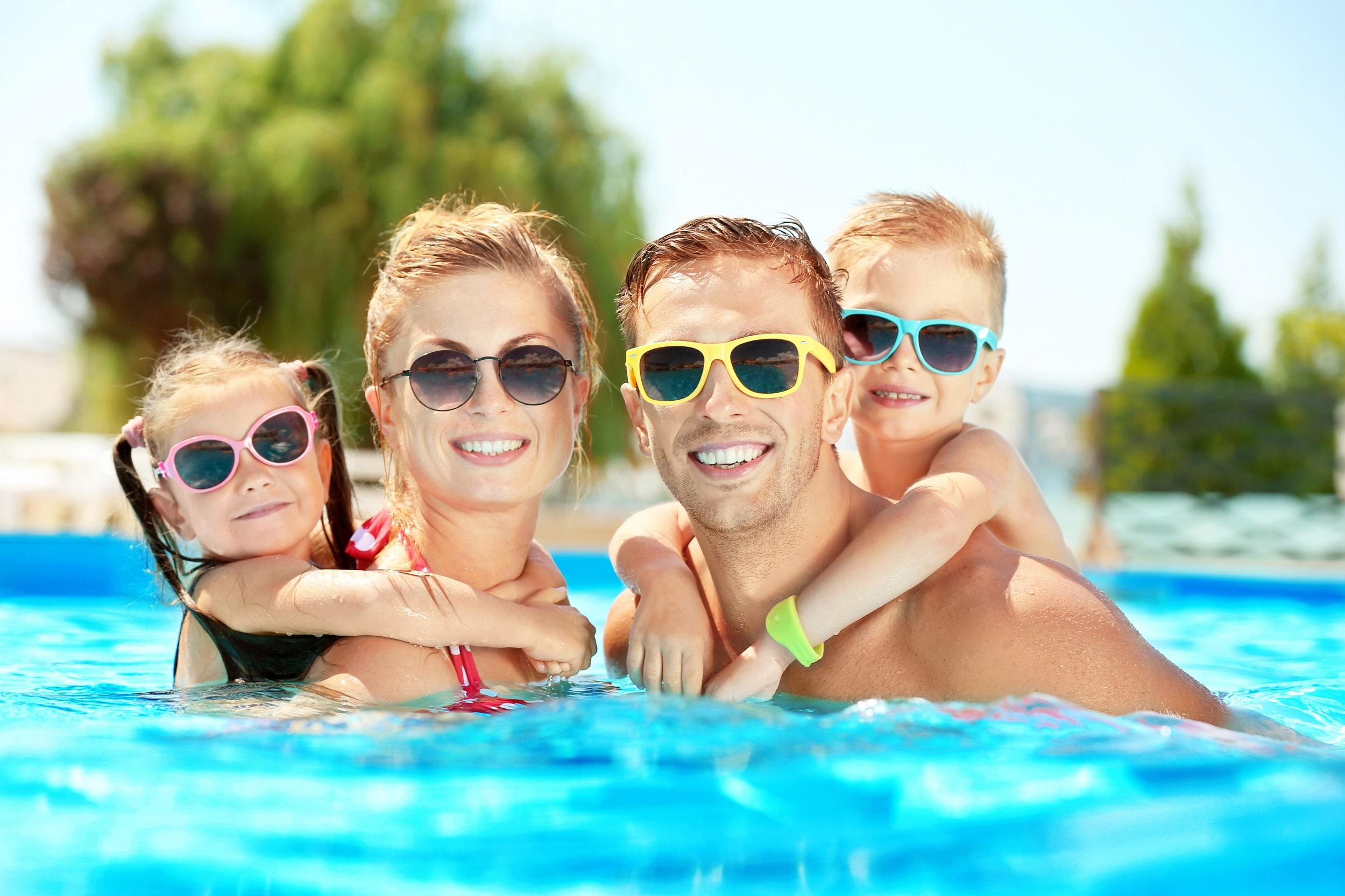 parc aquatique famille heureuse avec des lunettes de soleil