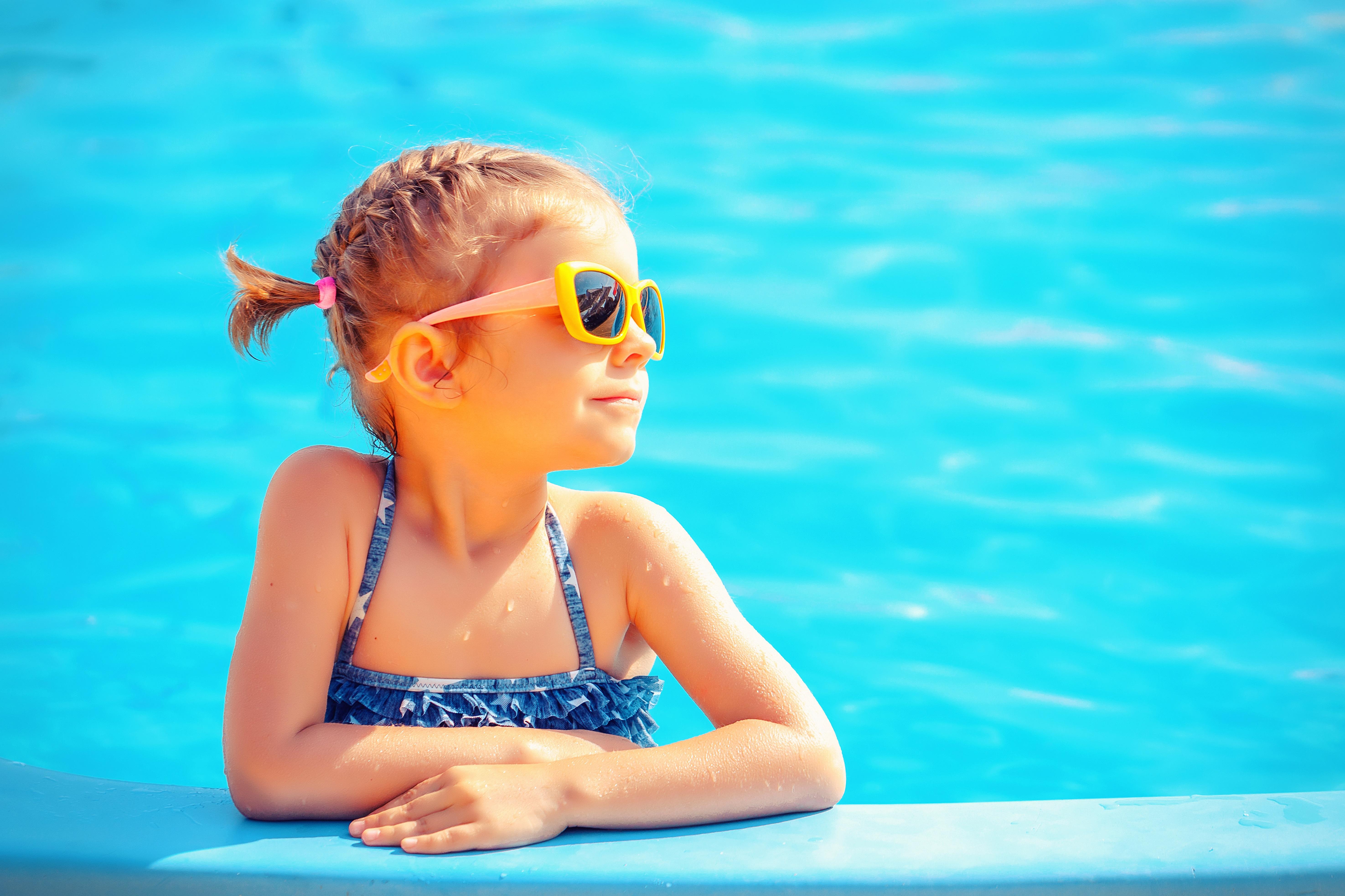 Wasserpark kleines Mädchen mit Sonnenbrille