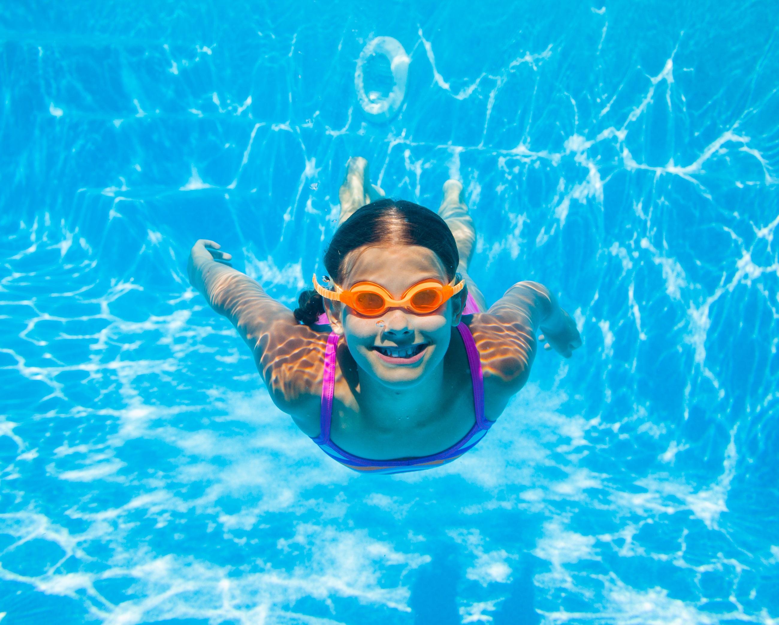 Fille nageant sous l'eau