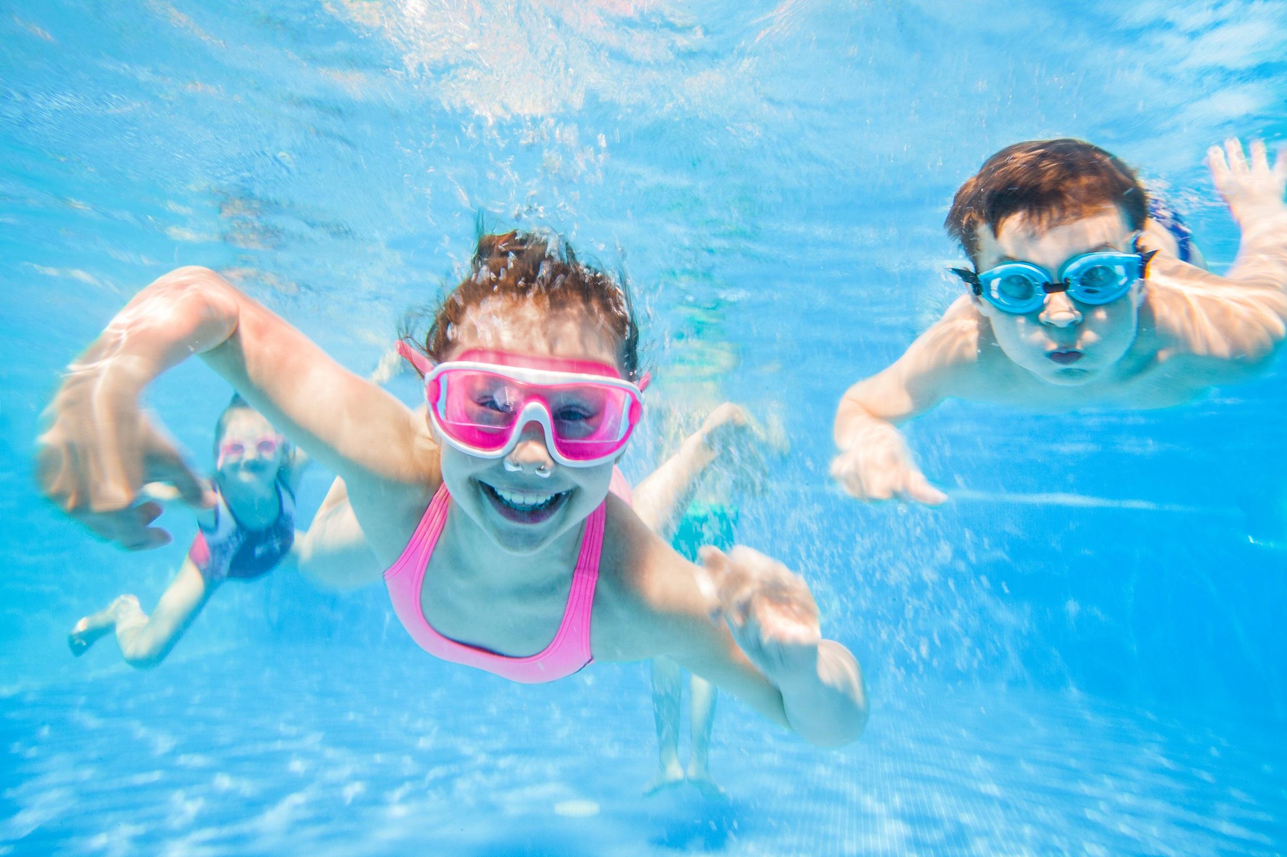 waterpark zwemmende kinderen