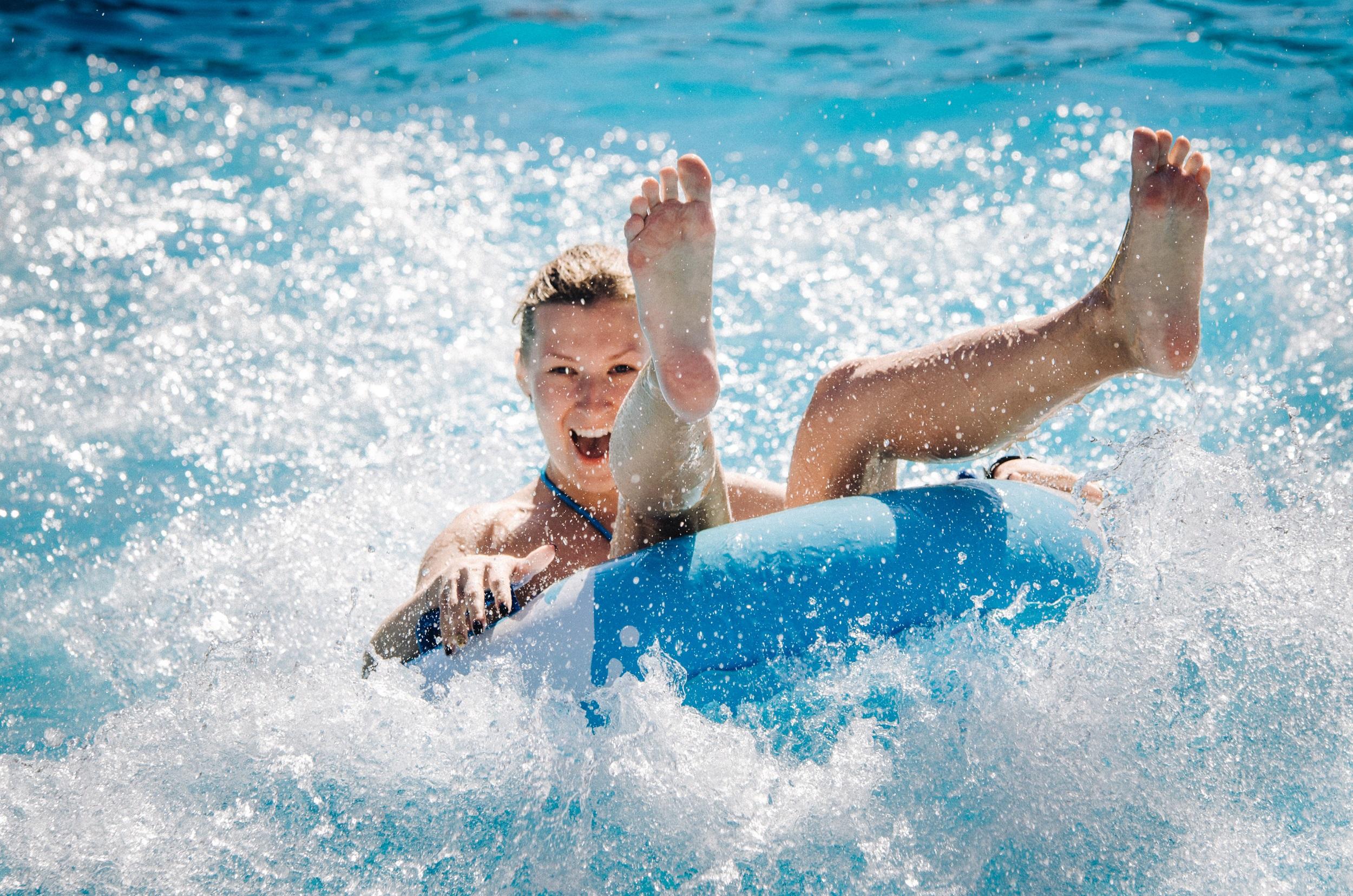parc aquatique femme bouée de natation bleue