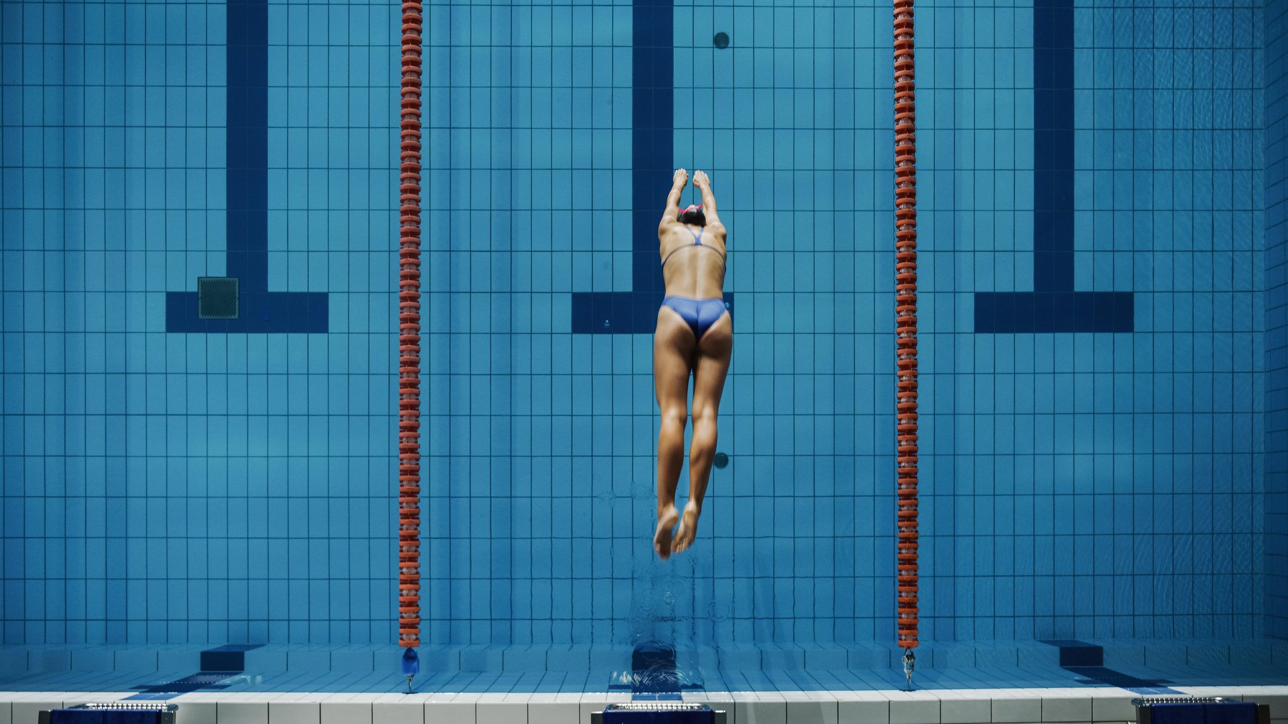 Frau springt in den Pool im Wasserpark